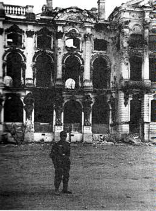 Γερμανός στρατιώτης «ποζάρει» μπροστά στο κατεστραμμένο Μουσείο «Τσάρσκογιε Σελό». Πολλά αντικείμενα αρπάχτηκαν εν είδει «σουβενίρ»...