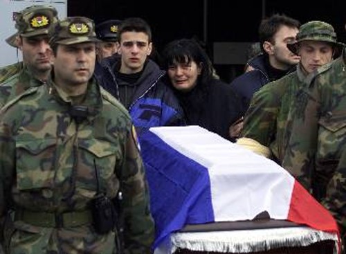 Από την κηδεία ενός από τους Σέρβους αστυνομικούς που δολοφόνησαν οι άντρες του «UCPMB»