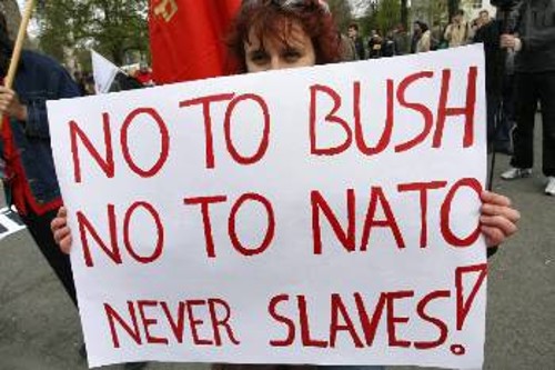 «Οχι στον Μπους και στο ΝΑΤΟ, ποτέ σκλάβοι», λέει το πανό των διαδηλωτών χτες στην Κροατία