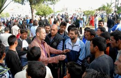 Στελέχη του ΚΚΕ συζητούν με τους μετανάστες στην απεργιακή συγκέντρωση της περασμένης Κυριακής