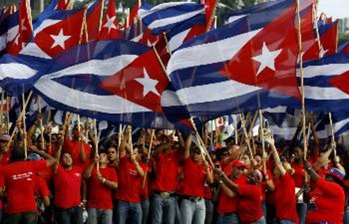 Ο κουβανικός λαός μαζικά και μαχητικά στηρίζει την Επανάσταση και απαιτεί την άρση του εγκληματικού αποκλεισμού