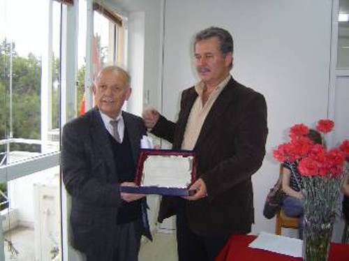 Τον σύντροφο Δημήτρη Θεοδώρου, που πρόσφερε δωρεάν τα νέα γραφεία του Κόμματος στην Ελευσίνα, τίμησαν το Σάββατο οι κομμουνιστές της περιοχής