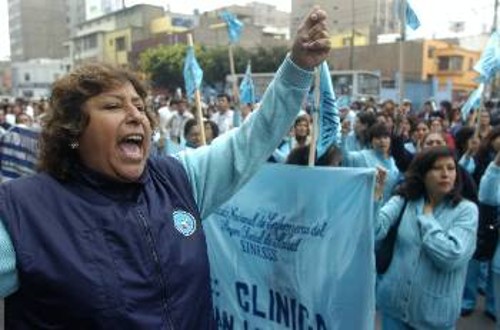 Η «Σύνοδος των Λαών» συνοδεύτηκε χτες από μεγάλη κινητοποίηση των υγειονομικών της Λίμα