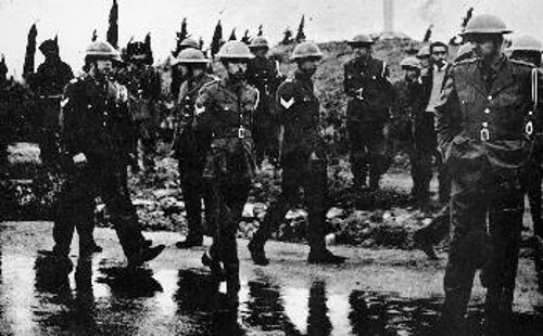 Απρίλης 1963: Η κυβέρνηση Καραμανλή απαγορεύει την ετήσια Μαραθώνια Πορεία Ειρήνης. Στέλνει δυνάμεις της Αστυνομίας και του Στρατού για να καταλάβουν το δρόμο. Περισσότεροι από 1.000 άνθρωποι συνελήφθησαν