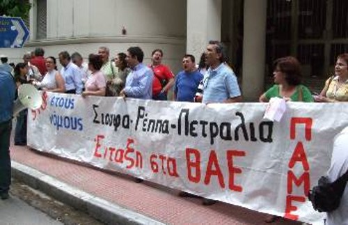 Από τη χτεσινή διαμαρτυρία του ΠΑΜΕ στο υπουργείο Απασχόλησης