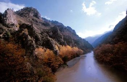 Ο ποταμός Αώος στην έξοδό του στην πεδιάδα