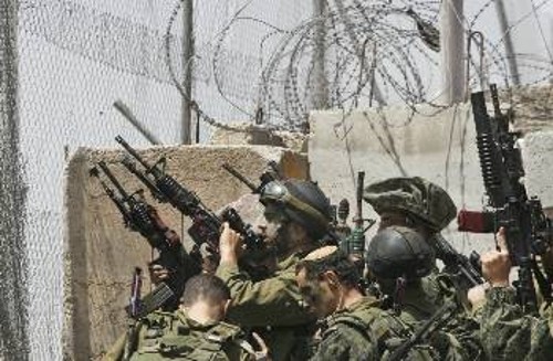 Με το δάχτυλο στη σκανδάλη τα ισραηλινά στρατεύματα κατοχής στα περίχωρα της Γάζας