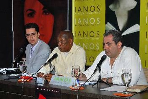 Στη μέση διακρίνεται ο Κουβανός συγγραφέας Ουλίσες Εστράδα