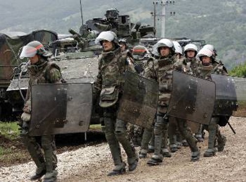 Γάλλοι της ΝΑΤΟικής δύναμης κατοχής του προτεκτοράτου του Κοσσυφοπεδίου, που αποκόπηκε παράνομα από τη Σερβία