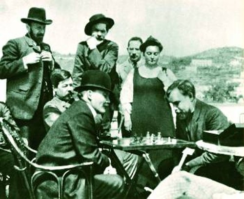 Ο Λένιν παίζει σκάκι με τον Αλεξάντερ Μπογκτάνοφ, κατά τη διάρκεια επίσκεψής του στον Μαξίμ Γκόρκι, στο Κάπρι της Ιταλίας, τον Απρίλη του 1908