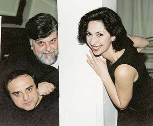 Η Κερασία Σαμαρά, ο Βασίλης Νικολαΐδης (στη μέση) και ο πιανίστας Γιώργος Κομπογιάννης