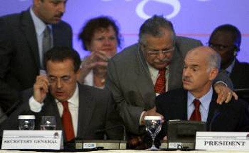 Ο κατοχικός Πρόεδρος του Ιράκ, Τζ. Ταλαμπανί, σε τετ α τετ με τον Γ. Παπανδρέου