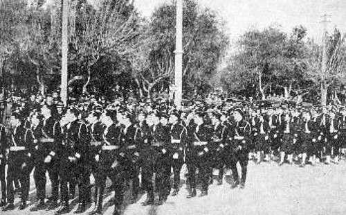 Αξιωματούχοι της ΕΟΝ σε παρέλαση. (ΕΟΝ: Εθνική Οργάνωση Νεολαίας - η οποία ιδρύθηκε, στελεχώθηκε και οργανώθηκε στη βάση των πιο σκληρών φασιστικών νεολαιίστικων οργανώσεων)