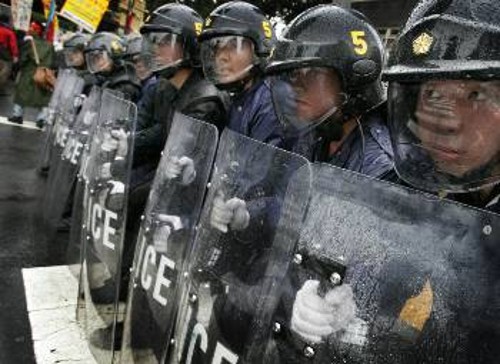 Ισχυρές αστυνομικές δυνάμεις φυλάνε τους ...ηγέτες από τον εχθρό λαό, που επιμένει να διαδηλώνει ενάντια στον ιμπεριαλισμό
