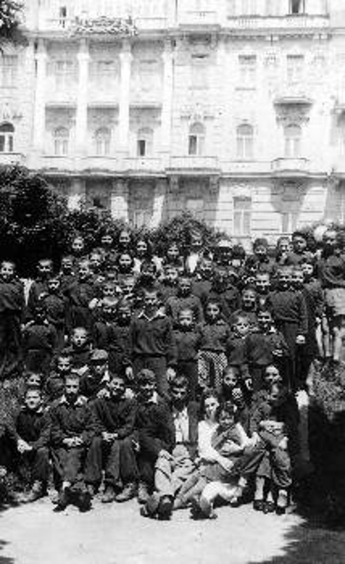 1949. Ελληνόπουλα που φιλοξενούνται στο Μαριάνσκε Λάζνε, δηλαδή τα πρώην βασιλικά θέρετρα που έγιναν λαϊκή περιουσία. Σήμερα βεβαίως, με την καπιταλιστική παλινόρθωση, τα ανάκτορα και η εκμετάλλευσή τους ανήκουν σε λίγους
