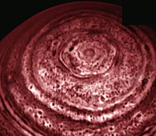 Το παράξενο εξάγωνο σχήμα στο βόρειο πόλο του Κρόνου, όπως φωτογραφήθηκε από το «Κασσίνι»