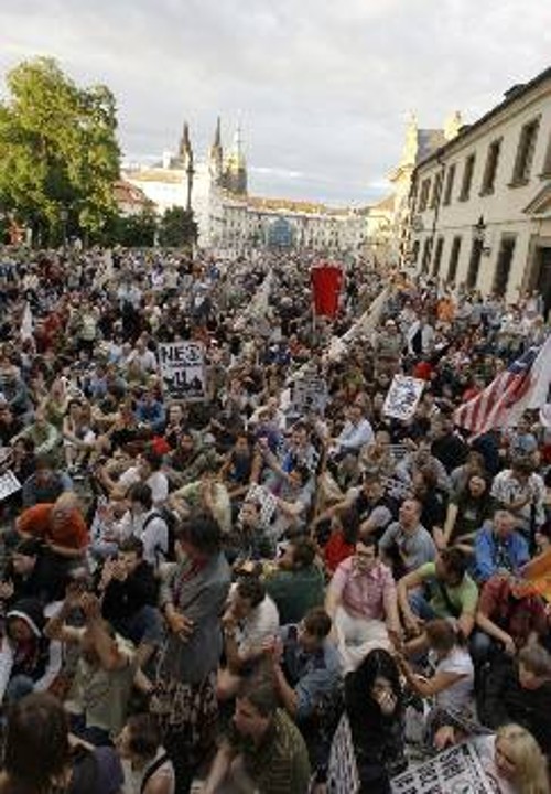 Από τις φετινές μεγάλες διαδηλώσεις στην Πράγα ενάντια στην εγκατάσταση της αμερικανικής «ασπίδας»