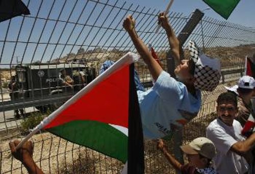 Στιγμιότυπο από πρόσφατη κινητοποίηση Παλαιστινίων που βλέπουν η «φυλακή» τους να διευρύνεται με τους ισραηλινούς εποικισμούς