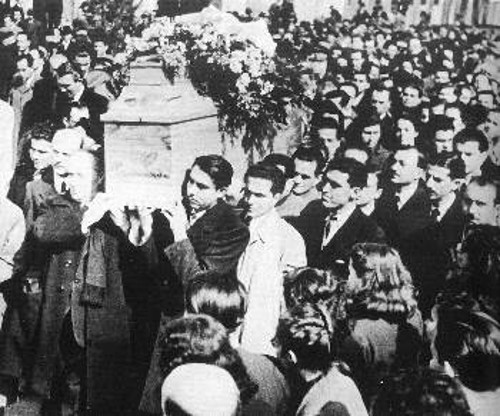 Από την κηδεία του Παλαμά, 28 Φλεβάρη 1943 στο Α΄ Νεκροταφείο Αθηνών...