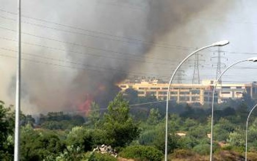 Οι φλόγες δίπλα σε εργοστάσια στο Κρυονέρι