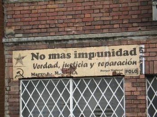 Εξω από τα γραφεία του ΚΚΚ στην Μπογκοτά: «Οχι άλλη ατιμωρησία». Πάνω από το 90% των δολοφονιών συνδικαλιστών μένουν ανεξιχνίαστες. Εγκλήματα χωρίς τιμωρία...
