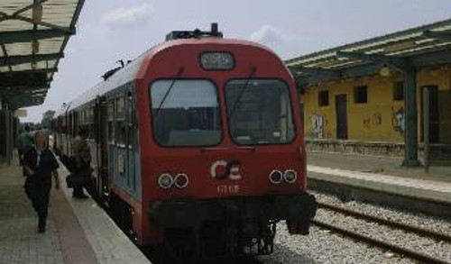 «Απελευθέρωση επιβατικών μεταφορών» σημαίνει ότι παρέχεται η δυνατότητα στις ιδιωτικές επιχειρήσεις να δρομολογούν δικά τους τρένα στο δίκτυο του ΟΣΕ και, εκμεταλλευόμενες πανάκριβες υποδομές που δημιουργήθηκαν με χρήματα του ελληνικού λαού, να εξασφαλίσουν έναν επιπλέον τομέα για να αυξήσουν την κερδοφορία τους