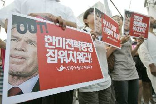 Ανεπιθύμητος ο Μπους για χιλιάδες διαδηλωτών Νοτιοκορεατών
