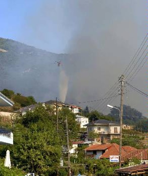 Οι πυροσβεστικές δυνάμεις προσπαθούσαν να σώσουν τα σπίτια στην περιοχή Περίβλεπτο Ιωαννίνων (φωτ.)