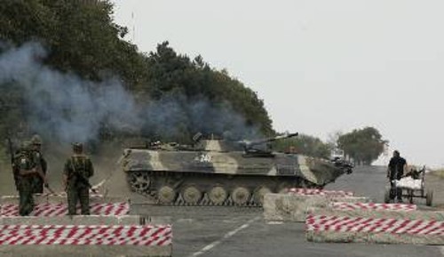 Ρώσοι στρατιώτες ενώ στήνουν μπλόκο στο έδαφος της Γεωργίας