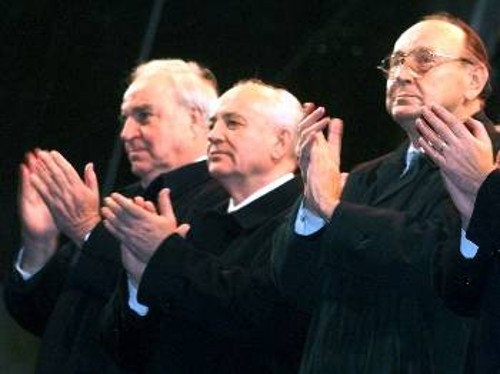 Ο Γκορμπατσόφ μαζί με τα «συνεταιράκια», τον καγκελάριο της Γερμανίας Κολ και τον υπουργό Εξωτερικών Γκένσερ, το 1999, όταν γιόρταζαν την καπιταλιστική παλινόρθωση