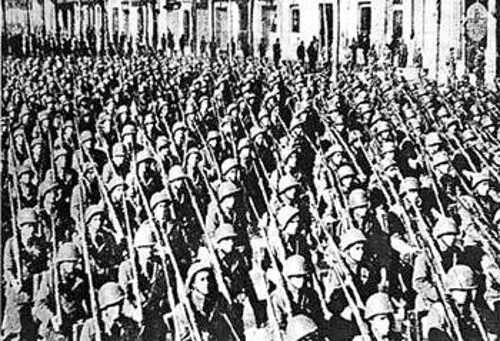 Ιταλοί στρατιώτες, που πήραν μέρος στον ισπανικό εμφύλιο στο πλευρό των φασιστών στασιαστών, παρελαύνουν στη Μαδρίτη, μετά τη νίκη του Φράνκο
