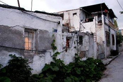 Σε τέτοια σπίτια ζουν οι Πακιστανοί μετανάστες στο Μαρκόνι