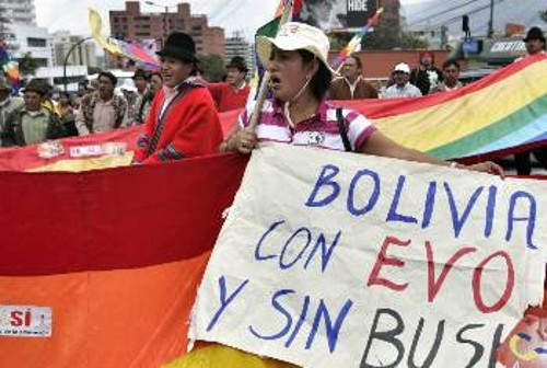 Από χτεσινή διαδήλωση στήριξης στον Εβο Μοράλες, στην πρωτεύουσα του Εκουαδόρ, Κίτο