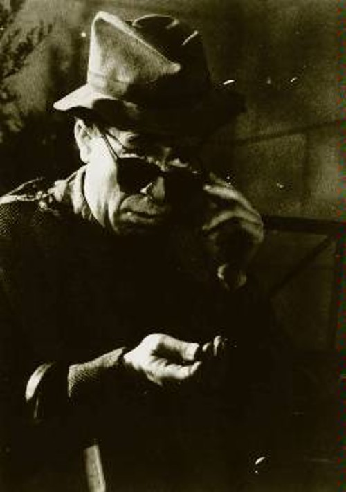 1950. Ο Μίμης Φωτόπουλος συμμετέχει στην πρώτη σπονδυλωτή ταινία του ελληνικού κινηματογράφου,την «Κάλπικη Λίρα»