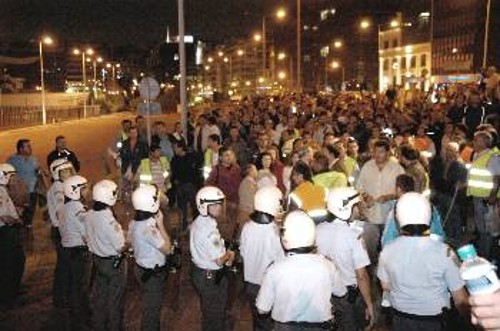Αντιμέτωποι με ισχυρές δυνάμεις καταστολής ήρθαν χτες οι εργαζόμενοι στο λιμάνι του Πειραιά
