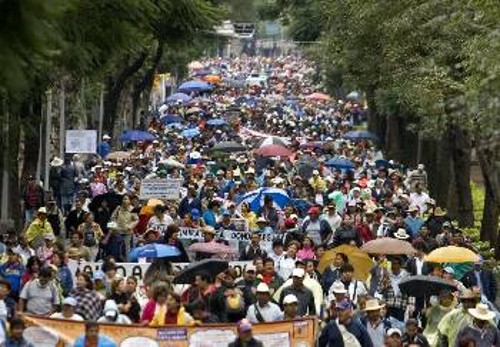 Οι Μεξικάνοι εργαζόμενοι αντιστέκονται στα αντιλαϊκά μέτρα (φωτ. από κινητοποίηση τον περασμένο Οκτώβρη)