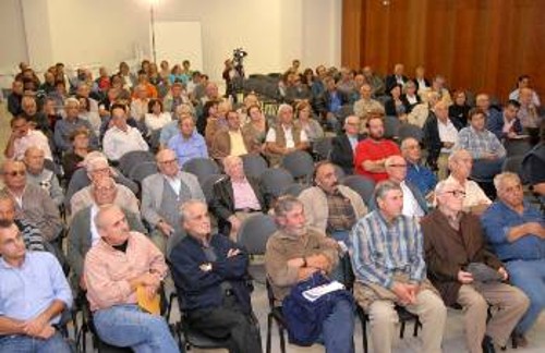 Κατάμεστη η αίθουσα του Δημαρχείου στο Μενίδι κατά τη συζήτηση των θέσεων για το 18ο Συνέδριο του ΚΚΕ την περασμένη Δευτέρα