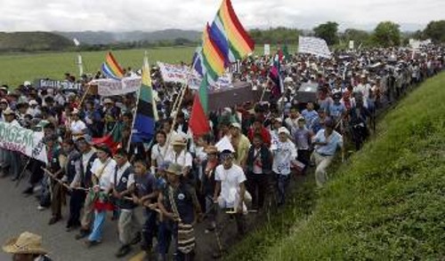Χιλιάδες μέλη ιθαγένικων οργανώσεων που διαδηλώνουν στο νότο της χώρας