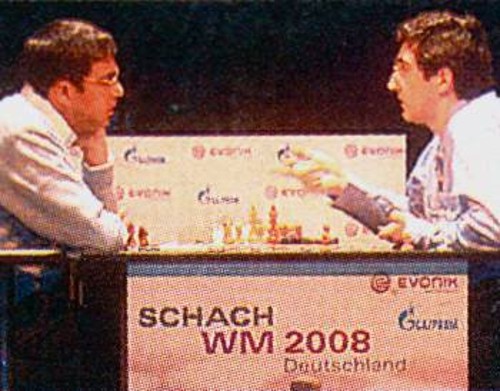 Ο Ρώσος Κράμνικ (δεξιά) και όλος ο σκακιστικός κόσμος συνεχάρη τον Παγκόσμιο Πρωταθλητή της FIDE Βισβανάθαν Ανάντ