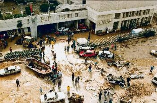 Η έδρα της ΚΕ του ΚΚΕ αμέσως μετά την καταστροφική πλημμύρα του 1994