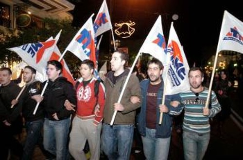 Νεολαίοι διαδηλώνουν στον Πειραιά, στο συλλαλητήριο που διοργάνωσε το ΠΑΜΕ στις 27 Νοέμβρη