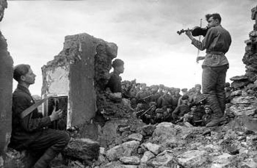 Στρατιώτες του Κόκκινου Στρατού, σε μια μουσική ανάπαυλα (1943)