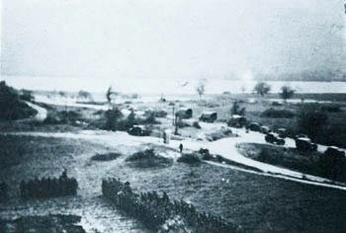 Στις 6/4/1941 οι Γερμανοί επιτέθηκαν με τη σειρά τους στην Ελλάδα. Επί πέντε ολόκληρους μήνες Βρετανοί και Αμερικανοί είχαν επιδοθεί σε ένα εντυπωσιακά βρώμικο παιχνίδι με ένα και μόνο στόχο: Να μη φθάσει ούτε ίχνος σύγχρονου στρατιωτικού υλικού στους μαχόμενους Ελληνες (φωτ.: Κοιλάδα του Στρυμόνα.Γερμανική εισβολή στην Ελλάδα)