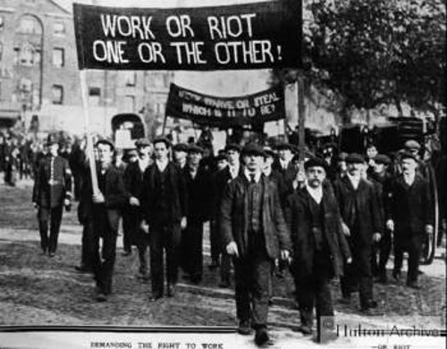 Διαδήλωση εργατών στις αρχές του 20ού αιώνα. «Δουλειά ή εξέγερση. Ή το ένα ή το άλλο» γράφει το πανό