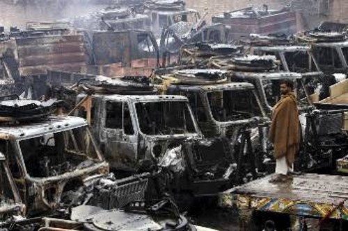 Καταστραμμένα αμερικανικά φορτηγά. Από την πρόσφατη επίθεση στη ΝΑΤΟική επιμελητεία για το Αφγανιστάν που χτυπήθηκε στο έδαφος του Πακιστάν