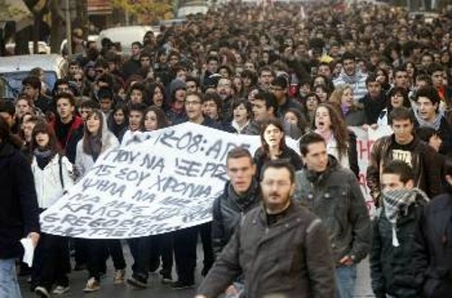 Ιδιαίτερα μαζική η παρουσία των μαθητών στην απεργιακή κινητοποίηση του ΠΑΜΕ και στη Θεσσαλονίκη