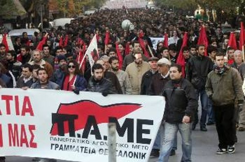 Συγκροτημένη και περιφρουρημένη η συγκέντρωση και η μαζικότατη πυκνή πορεία των απεργών στη Θεσσαλονίκη