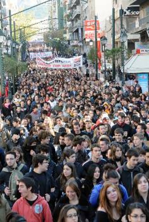 Από την προχτεσινή συμμετοχή μαθητών - σπουδαστών - φοιτητών στην απεργιακή διαδήλωση του ΠΑΜΕ