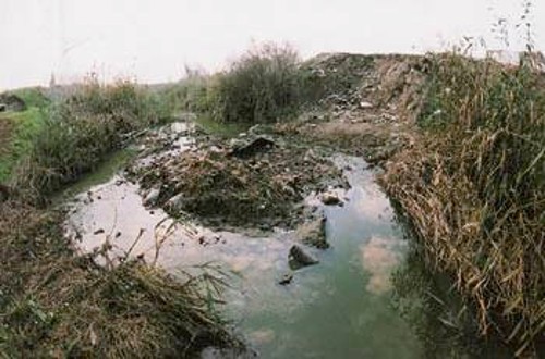 Ο Ασωπός ποταμός -βόθρος από τα βιομηχανικά λύματα, όπως τον αποτύπωσε ο φακός του «Ρ» σε έρευνα του 2005. Η κυβέρνηση«συγκινήθηκε» μόλις χτες...