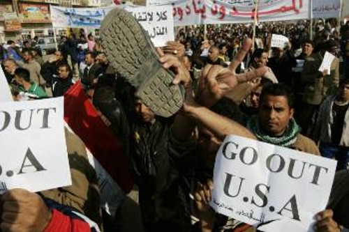 Η ενέργεια του Ιρακινού δημοσιογράφου έχει γίνει σύμβολο στις αντικατοχικές διαδηλώσεις στο Ιράκ